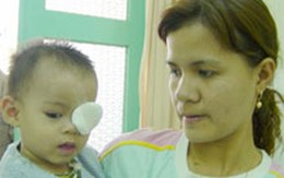 Trẻ bị bệnh lý mắt bẩm sinh có thể bị mù